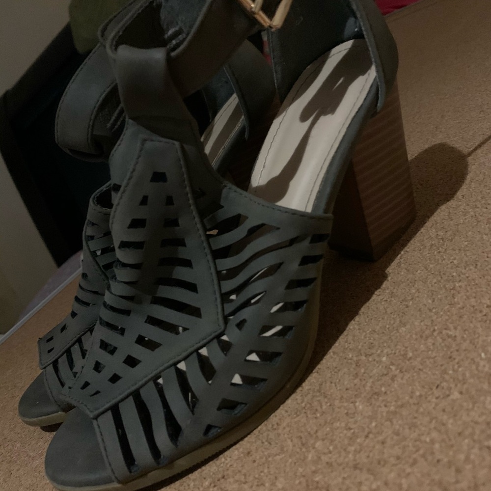 Heels - Picture 2 of 4